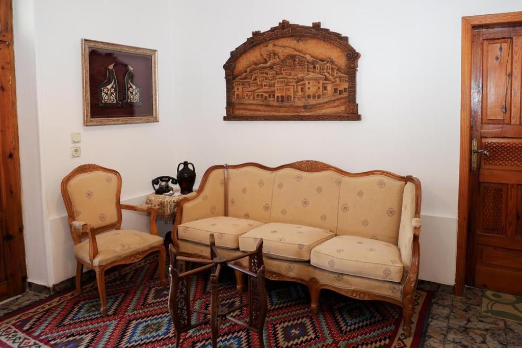 Traditional lounge